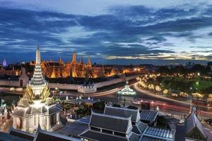 visão noturna do grande palácio em bangkok foto