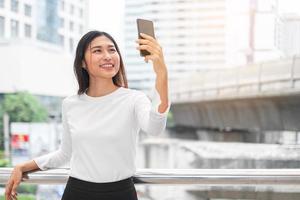retrato de mulher asiática tomando uma selfie foto