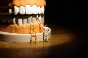 miniatura homem pintura dentes branco foto