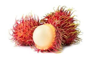 rambutans em fundo branco foto