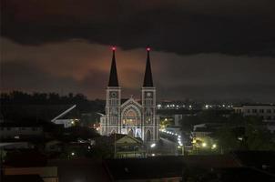 Igreja Católica à noite na Tailândia foto