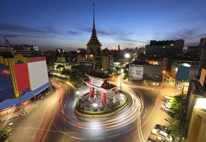 o arco de gateway e templo, tailândia, longa exposição foto