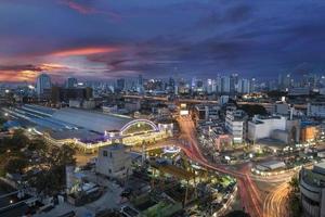 Estação Ferroviária de Banguecoque ao pôr do sol foto