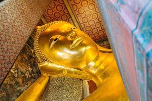 estátua gigante de Buda reclinado dourado foto