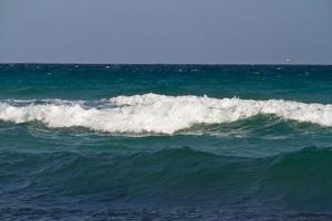 ondas do mar no mar mediterrâneo foto