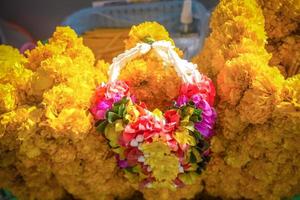 guirlanda floral à venda no santuário erawan foto