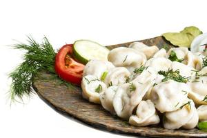 tigela com prato tradicional russo - pelmeni foto