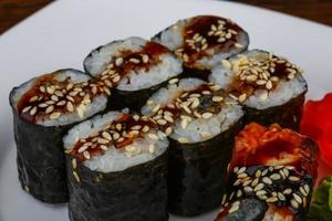 sushi de enguia no prato foto
