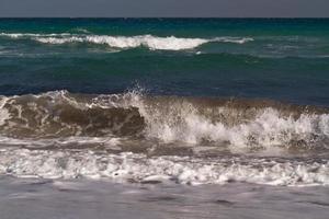 ondas do mar no mar mediterrâneo foto