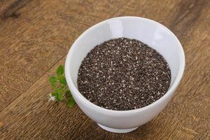 sementes de chia dietéticas na tigela foto