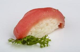 sushi de atum no fundo branco foto