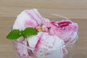 sorvete com folhas de cedro e hortelã foto