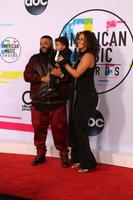 los angeles, 19 de novembro - dj khaled, asahd tuck khaled, nicole tuck no american music awards 2017 no microsoft theater em 19 de novembro de 2017 em los angeles, ca foto