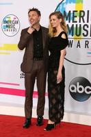 los angeles, 19 de novembro - chris hardwick, lydia hearst no american music awards 2017 no microsoft theater em 19 de novembro de 2017 em los angeles, ca foto