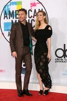 los angeles, 19 de novembro - chris hardwick, lydia hearst no american music awards 2017 no microsoft theater em 19 de novembro de 2017 em los angeles, ca foto