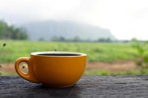 xícara de café na mesa em cenário cênico ao ar livre foto