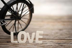 cartas amor e bicicleta de brinquedo foto