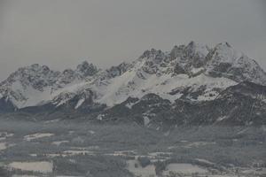 paisagem de montanha do inverno foto