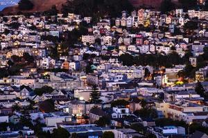 vista da colina do bairro da hora dourada de casas de san francisco, telhados pontiagudos - coloridos e cênicos com algumas casas vitorianas - uma vista típica de san francisco. foto