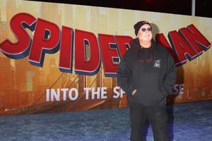 los angeles, 1 de dezembro - avi arad at the spider man - into the spider verse premiere no village theatre em 1 de dezembro de 2018 em westwood, ca foto