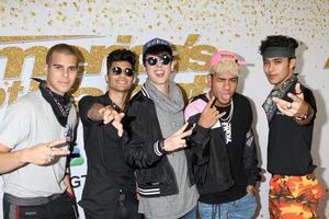 los angeles, 14 de agosto - cnco, christopher velez, richard camacho, joel pimentel, zabdiel de jesus, erick brian colon at the americas got talent temporada 13 show ao vivo tapete vermelho no dolby theatre em 14 de agosto de 2018 em los angeles, ca foto