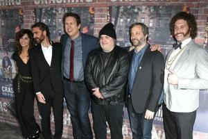 los angeles, 15 de fevereiro - gina gershon, george basil, pete holmes, artie lange, judd apatow, tj miller no crashing hbo premiere screening no avalon hollywood em 15 de fevereiro de 2017 em los angeles, ca foto