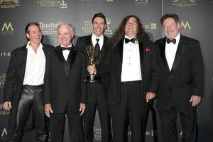 los angeles - 28 de abril mixagem de som direto para fita, dias de nossas vidas - lugh powers, harry young, michael flamingo, kevin church, joseph lumer no 44º creative daytime emmy awards no auditório cívico de pasadena em 28 de abril de 2017 em pasadena, ca foto