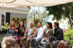 los angeles, abr 14 - mark steines, katherine kelly lang, heather tom, john mccook, jacob young, karla mosley, darin brooks at the home and family comemora 30 anos de bold and beautifuls no universal studios back lot em 14 de abril de 2017 em los angeles, ca foto