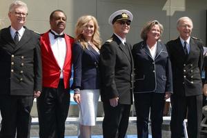 los angeles - 10 de maio fred grandy, ted lange, jill whelan, gavin macleod, lauren tewes, bernie kopell at the princess cruises recebem placa de estrela honorária como amigo da calçada da fama de hollywood no dolby theater em 10 de maio de 2018 em los angeles, ca foto