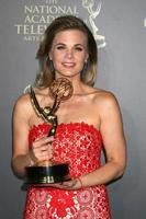 los angeles - 30 de abril gina tognoni, excelente atriz principal em uma série de drama, o jovem e o inquieto na sala de imprensa do 44º prêmio emmy diurno no auditório cívico de pasadena em 30 de abril de 2017 em pasadena, ca foto