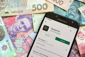 ternopil, ucrânia - 24 de abril de 2022 aplicativo bancário privatbank na tela do smartphone. privatbank é importante banco comercial na ucrânia foto