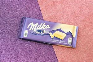 ternopil, ucrânia - 20 de junho de 2022 milka barra de chocolate branco. Milka é uma marca suíça de confeitaria de chocolate fabricada pela empresa Mondelez International foto