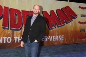 los angeles 1 de dezembro - jon cryer at the spider man - into the spider verse premiere no village theatre em 1 de dezembro de 2018 em westwood, ca foto