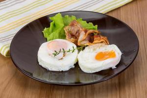 café da manhã com ovo e bacon foto