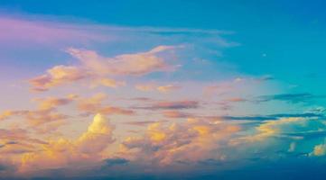 cores saturadas do céu azul no verão foto