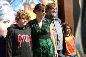 los angeles 16 de setembro - samuel black, tanya haden, jack black, samuel black na casa com um relógio nas paredes la premiere no tcl chinese theatre imax em 16 de setembro de 2018 em los angeles, ca foto