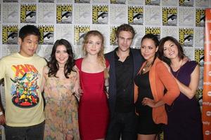 san diego, 22 de julho - ki hon leem, grace phipps, skylar samuels, grey damon, alyssa diaz, amy pietz na convenção da comic-con de 2011, dia 2 no centro de convenções de san diego em 22 de julho de 2010 em san diego, ca foto