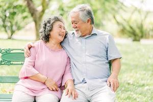 feliz casal sênior no parque foto