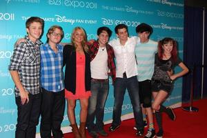 los angeles, 19 de agosto - membros aleatórios do elenco, incluindo tiffany thornton, doug bruchu, sterling knight, allisyn ashley arm na d23 expo 2011 no centro de convenções de anaheim em 19 de agosto de 2011 em anaheim, ca foto