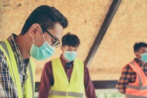 engenheiro e arquitetos no canteiro de obras foto