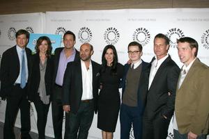 los angeles, 8 de fevereiro - bill lawrence, christa miller, josh hopkins, ian gomez, courteney cox, dan byrd, brian van holt, kevin biegel chega à exibição de cougar town e painel no paley center for media em 8 de fevereiro de 2012 em beverly colinas, ca foto