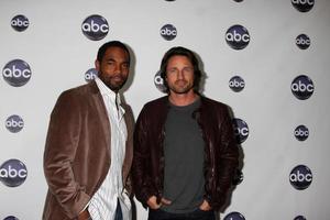 10 de janeiro de los angeles - jason george, martin henderson chega ao grupo de televisão disney abc s tca winter 2011 press tour party no langham huntington hotel em 10 de janeiro de 2011 em pasadena, ca foto