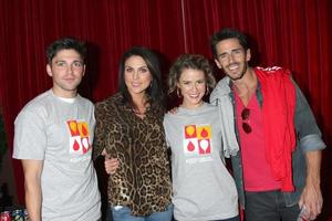 6 de outubro de los angeles - robert adamson, nadia bjorlin, linsey godfrey, brandon beemer at the light the night the walk to beneficente the leukemia lymphoma society at sunset gower studios em 6 de outubro de 2013 em los angeles, ca foto