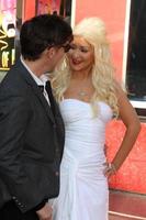 15 de novembro de los angeles - diretor steve antin, christina aguilera na cerimônia de estrela da calçada da fama de hollywood para christina aguilera no hard rock cafe calçada, hollywood e highland em 15 de novembro de 2010 em los angeles, ca foto