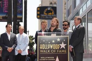 los angeles, 22 de abril - howie dorough, brian littrell, nick carter, max martin, kevin richardson, aj mclean na cerimônia para os backstreet boys estrelam na calçada da fama na calçada da fama de hollywood em 22 de abril de 2013 em los angeles , ca foto