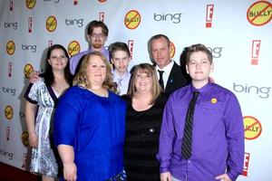 los angeles, 26 de março - jackie libby, philip libby, londa johnson, alex libby, tina long, david long e kelby johnson chegam na estréia do filme bully nos 6 cinemas chineses em 26 de março de 2012 em los angeles, ca foto