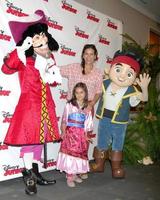 los angeles, 18 de outubro - capitão gancho, luna katich, constância marie, jake at the jake e os piratas da terra do nunca - batalha pela estréia da festa à fantasia do livro nos estúdios walt disney em 18 de outubro de 2014 em burbank, ca foto