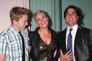 los angeles, 28 de setembro - chandler massey, alison sweeney, bryan dattilo chega para comemorar 45 anos de dias de nossas vidas na academia de artes e ciências da televisão em 28 de setembro de 2010 no n. hollywood, ca foto