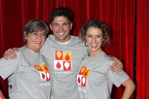 los angeles, 6 de outubro - char griggs, robert adamson, linsey godfrey at the light the night the walk to be be the leucemia-lymphoma society at sunset-gower studios em 6 de outubro de 2013 em los angeles, ca foto