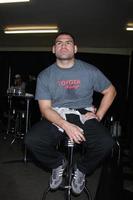 los angeles, 17 de março - cain velasquez na sessão de treinamento para a 36ª corrida toyota pro celebridade a ser realizada em long beach, ca em 14 de abril de 2012 no autódromo de willow springs em 17 de março de 2012 em willow springs, ca foto